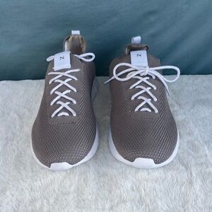 NWOT Nisolo Women's Athleisure Eco-Knit Sneaker Grey Size 9.5 **defect** Comfort